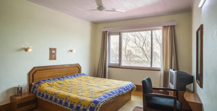 Hotel Pamposh Сринагар Экстерьер фото