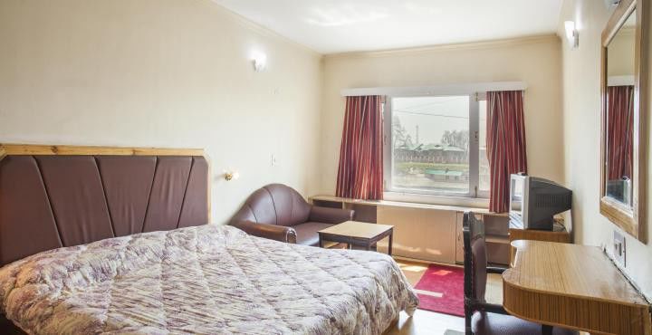 Hotel Pamposh Сринагар Экстерьер фото